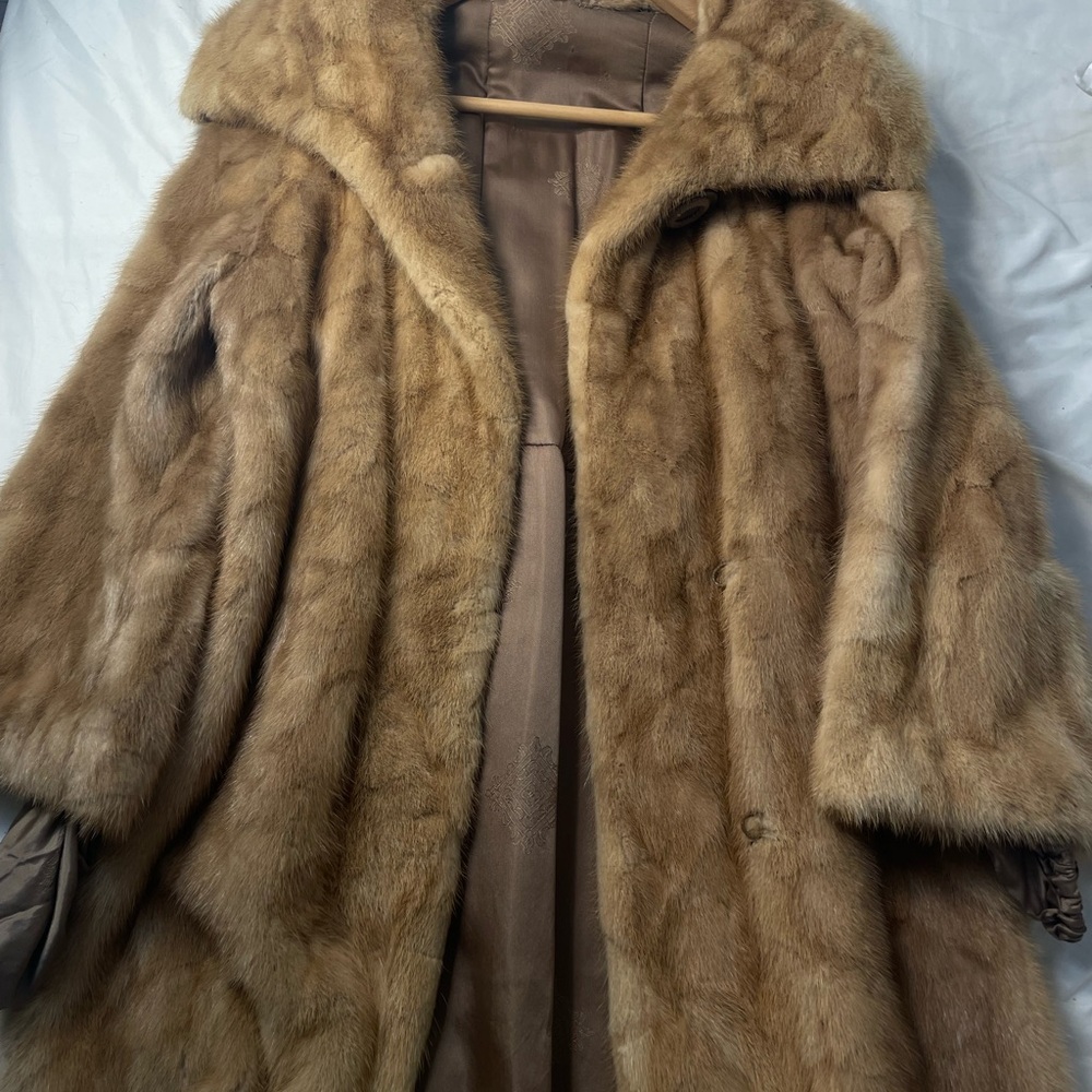 Women’s Elegant Tan Mink Fur Coat, size S/M